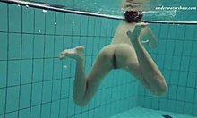 Markova, een gepassioneerde tiener, geniet van een buitenbad in het Tsjechische zwembad
