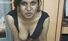 Indijska tašča in njena učiteljica seksa se divji v tem videu