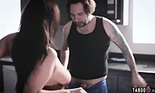 Een vrouw met grote borsten en haar man hebben seks in de keuken