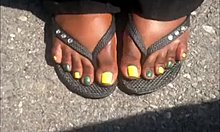 امرأة شابة سوداء تظهر أصابع قدمها الخضراء في فيديو ساخن