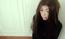 Suloinen tyttöystävä tunnustaa seksuaaliset halunsa kotitekoisessa POV-videossa
