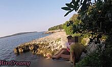 내 프랑스 여자친구가 크로아티아 해변에서 공공장소에서 펠라치오를 했는데, 거의 걸렸어요