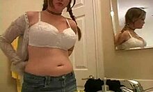Une adolescente amateur aux gros seins taquine avec son soutien-gorge dans la salle de bain