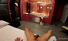 Αληθινοί ερασιτέχνες κάνουν σεξ με μια υπηρέτρια ξενοδοχείου στο πρώτο μέρος