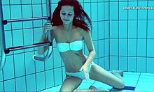 Nata Szilvas, napalona węgierska nastolatka, ma fetysz podwodnego porno w HD