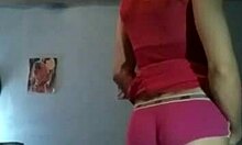 Adolescente transessuale stuzzica con un tappo per il culo e un grosso cazzo in abito rosa