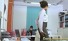 Данејџонс, ебаносова канцеларијска девојка, улази у прљав посао са својим шефом