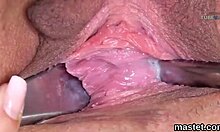 Una ragazza ceca mostra la sua vagina spalancata in primo piano