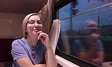 Uma garota sedutora com seios naturais é fodida no trem