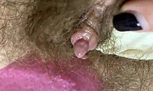 Екстремни близак снимак велике клиторске вагине која се трља и прска