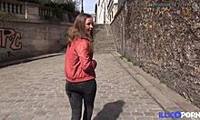 Melanie, en fransk slampa, får sin trånga rumpa sträckt innan tågresa