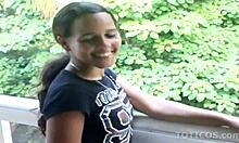 Una adolescente dominicana recibe su pequeño culo follado por un gran pene negro en un video interracial