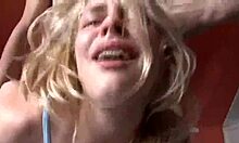 Une adolescente blonde ressent une douleur anale exacerbée par une grosse bite noire