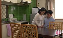 Japon üvey anne Fumie Akiyama, arkadaşını parmaklayarak ve yalayarak boşalttırıyor