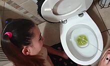 Ung amatør nyter en rotete piss og kuk sucking sesong