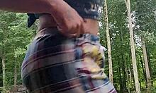 Un aficionado de ébano inserta un tampón en público mientras usa un pañal