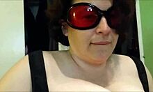 Amateur-Milf zeigt ihre großen Brüste und ihren Mund in einem selbstgemachten Video