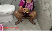 Индийска жена получава лизане и чукане на гениталиите си в обществена тоалетна