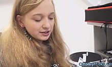 Une adolescente amateur devient coquine devant la caméra lors d'une fausse séance de casting
