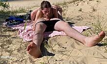 Пара-любитель занимается диким оральным сексом на публичном пляже