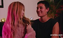 Una coppia lesbica amatoriale si diverte a fare sesso orale e a fare sesso orale