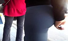 Vídeo softcore de uma jovem garota com uma bunda redonda em leggings apertadas esperando o ônibus