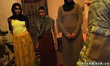 Drobna arabska macocha i jej kumple w domowej taśmie erotycznej