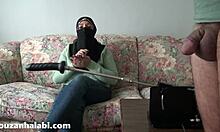 Brytyjska żona toleruje, jak jej egipska MILF mama przejmuje kontrolę nad jej ciałem